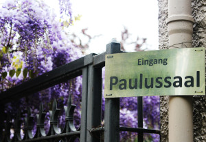 Gut versteckt liegt der Eingang zur St.-Paul-Gemeinde: Wer es nicht weiß, geht einfach vorbei (Foto: Karl Grünberg) 