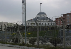Neben den Wohnblocks der Wärter eine Moschee (Foto: Friederike Mayer)