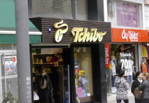 In der Einkaufsstraße von Kadıköy werden auch Tschibo-Kunden vor Unheil geschützt. Foto: Jenny Becker