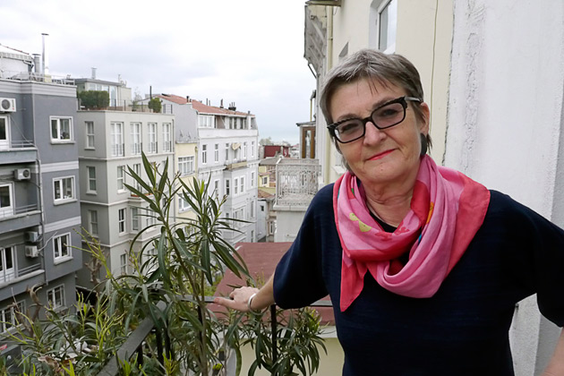 Ex-Bürgermeisterin Cornelia Reinauer auf ihrem Balkon im Szeneviertel Beyoğlu (Foto: Jenny Becker)