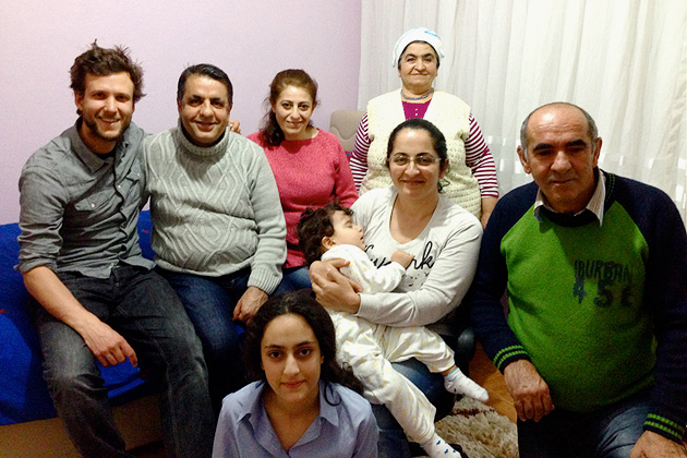 Zusammen mit meiner Istanbuler Familie nach dem Abendessen (Foto: Gözde Arslan)