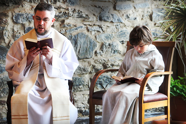 Ministrant, Priester, alles deutsch in der katholischen Gemeinde St. Paul in Istanbul.