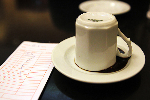 Erst trinken, dann umdrehen, der Kaffeesatz verrät meine Zukunft (Foto: Karl Grünberg)