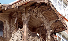 Das Holzhaus in der Safa Sokak ist eingepfercht zwischen Neubauten (Foto: Martin Bachmann, DAI)