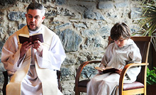 Ministrant, Priester, alles deutsch in der katholischen Gemeinde St. Paul in Istanbul (Foto: Karl Grünberg)